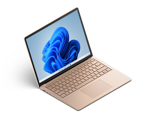 Eine Dreiviertelansicht eines Surface Laptop 4 13.5” in Sandstein.