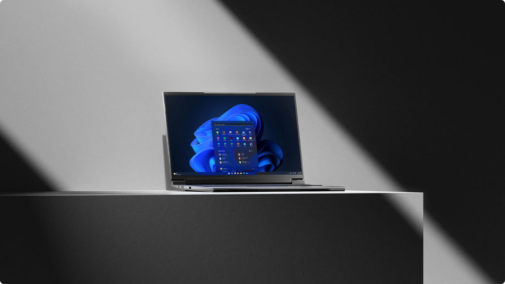 Geöffneter Windows-Laptop im dunklen Modus mit Dialogfeld und Blüte im Hintergrund