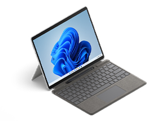 Surface Pro 8 se muestra en una vista de tres cuartos, con el soporte trasero extendido y la funda con teclado.