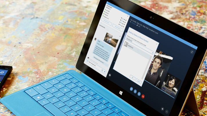Tablette Surface affichant une réunion Skype Entreprise en ligne