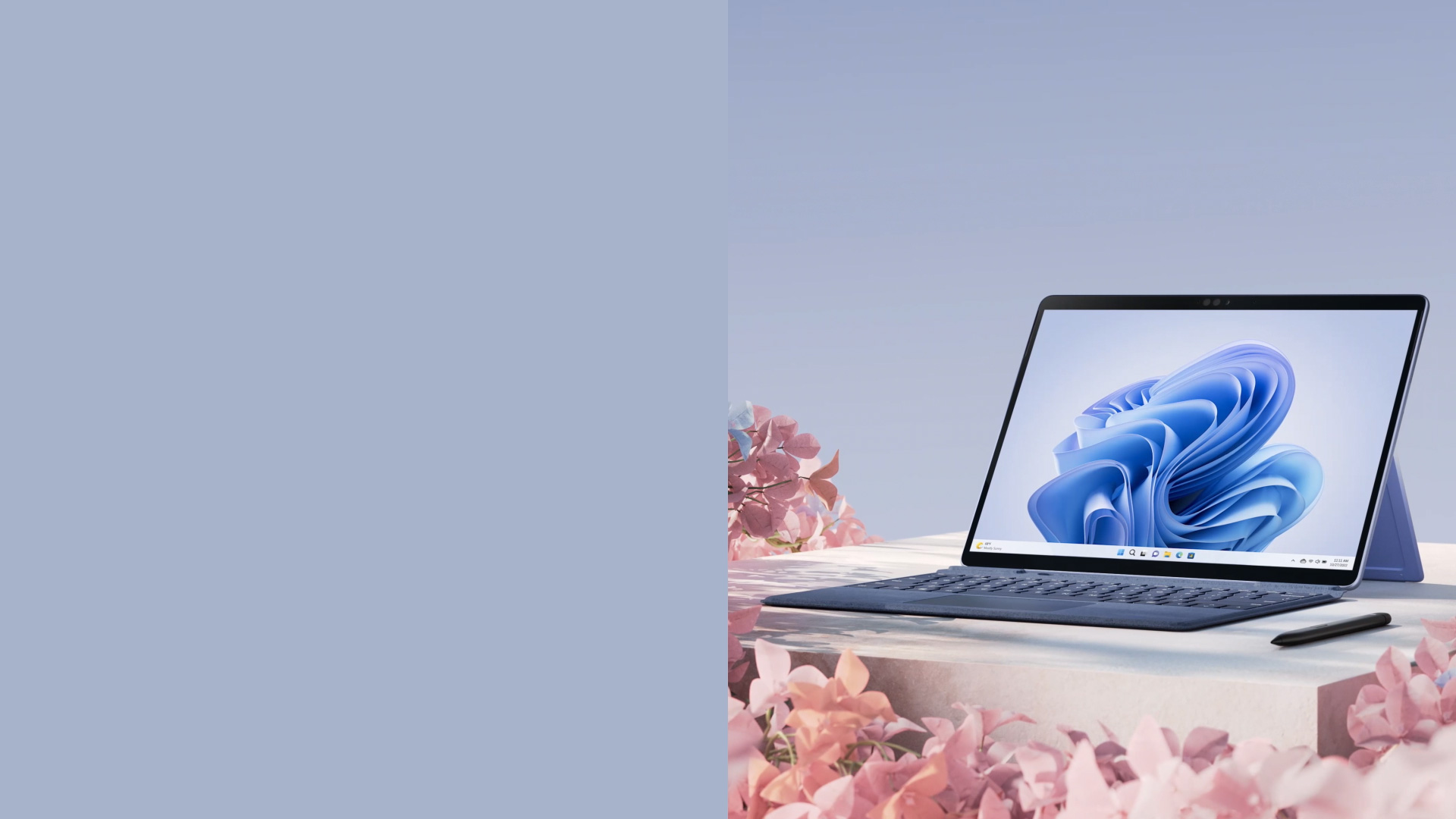Surface Pro 9 boje safira prikazan polegnut s izvađenim sklopivim stalkom te olovkom Surface Slim Pen 2 okruženom svijetloružičastim cvjetovima.
