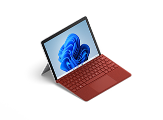 A Surface Go 3 háromnegyedes nézetben, kihajtott kitámasztóval és billentyűzettel.