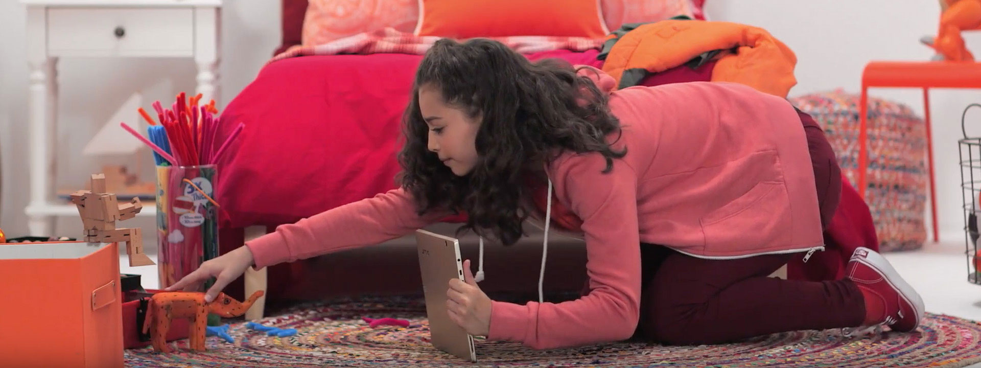 un bambino crea un oggetto 3d su un tablet