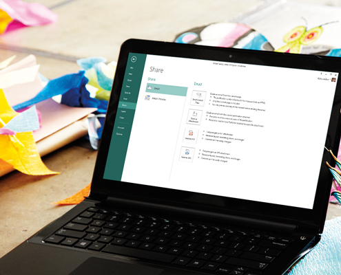 Microsoft Publisher 2013 の [共有] 画面を表示するノート PC。