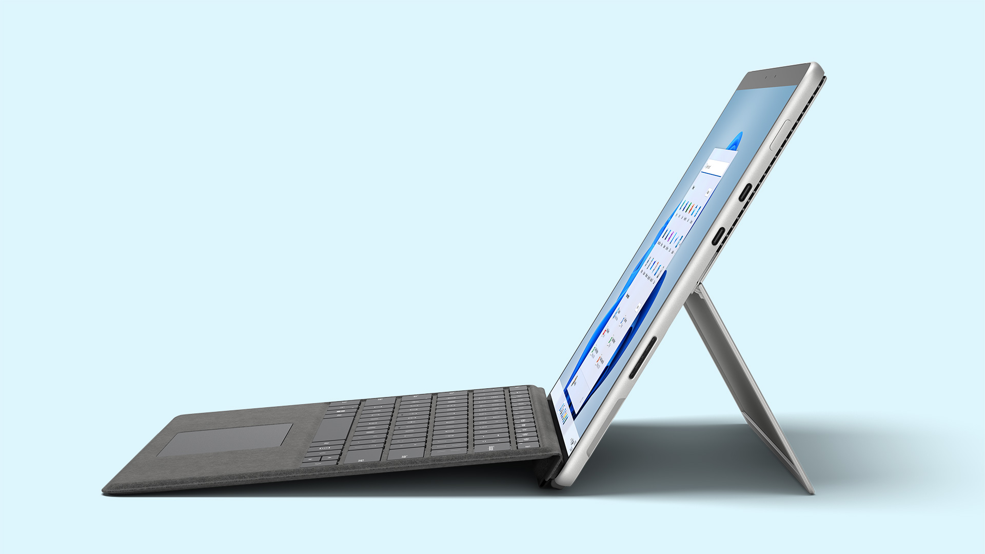 ラップトップ モードで写った Surface Pro 8。