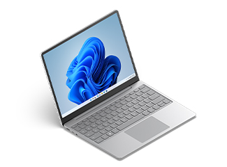 Driekwart weergave van Surface Laptop Go 2 in platina.