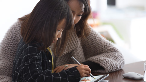 แม่และลูกสาวกำลังใช้ปากกา Surface บน Surface Go ใน ระบายสี 3D