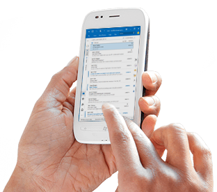 Akıllı telefonda bir Office 365 e-posta listesindeki bir iletiye dokunan el.