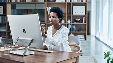 女人在她採用桌面模式的 Surface Studio 螢幕上繪圖